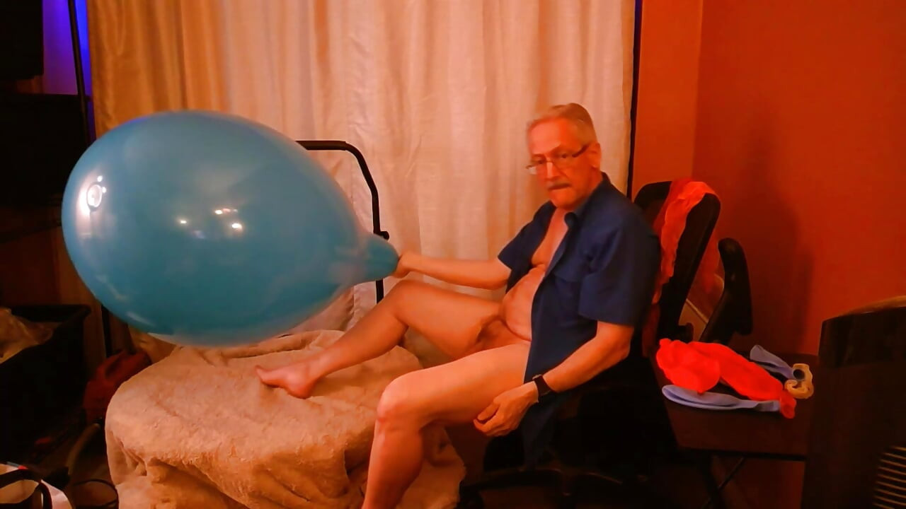 156) Looner suce pour faire éclater et baise des ballons géants