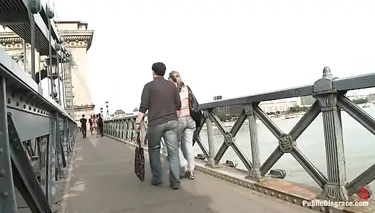 Toket besar alami terekspos di jalan