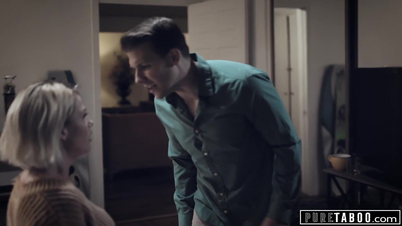 純粋なタブーの継母が義理息子を喜ばせる彼自身を助けた