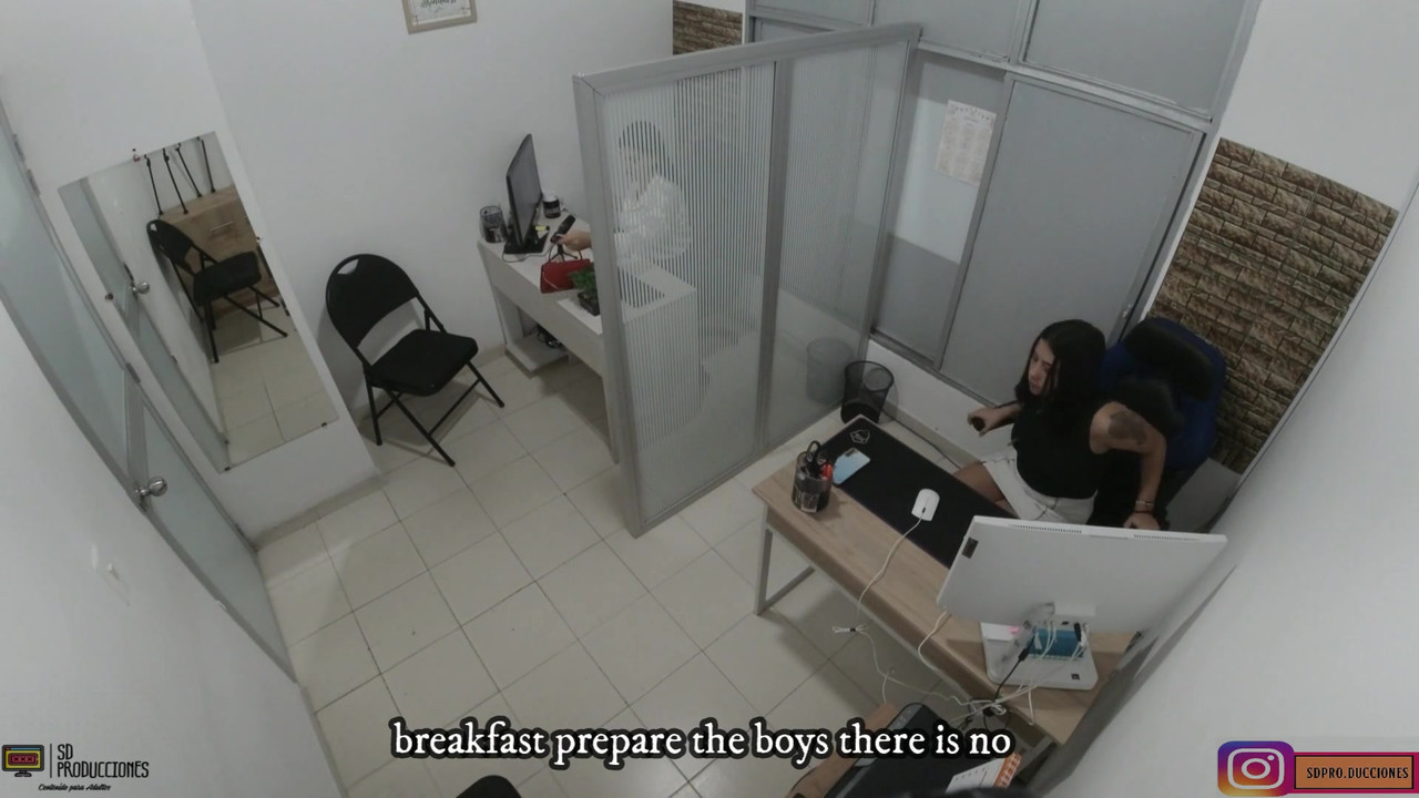 为了减轻压力，我给了我的同事在她的大阴户上几个很好的吻 - 西班牙语色情