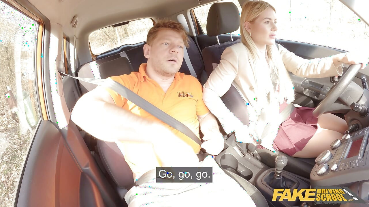 Auto-école truquée MILF blonde française Georgia Koneva baise rapide et brutale en extérieur sexe en voiture POV