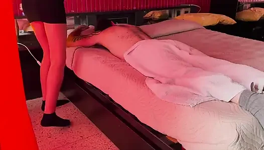 Tukang pijat nakal ini lagi asik dudukin wajah pelanggannya dan ngentot pantatnya habis-habisan sampai crot di dalam