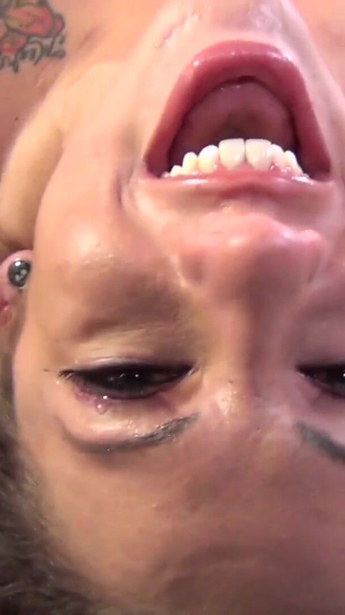Brunette bekommt in so tief rein das Ihr das sperma aus der Nase kommt | Clip 1