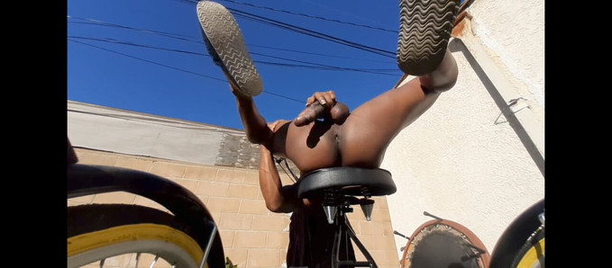 Χύσιμο σε ποδήλατο σε εγκαταλελειμμένη ιδιοκτησία