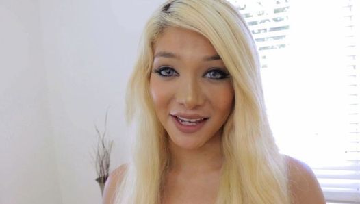 Une petite ado blonde toute menue toute menue se fait baiser en pov