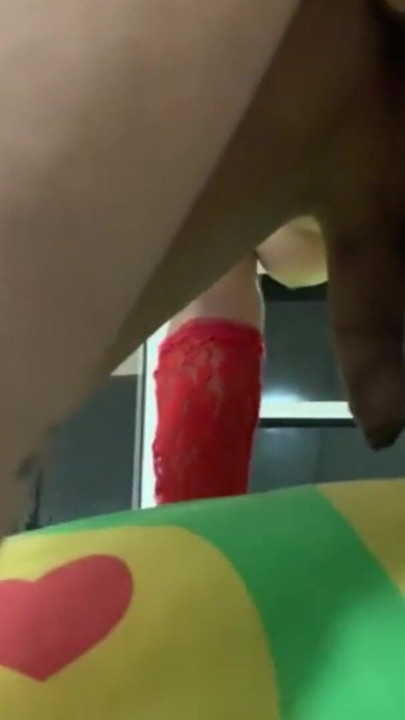 Jedzenie jej tyłka w salonie tatuażu | Klip 3