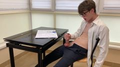 Ragazzo di scuola che si masturba ed è troppo eccitato per studiare un grosso cazzo (23