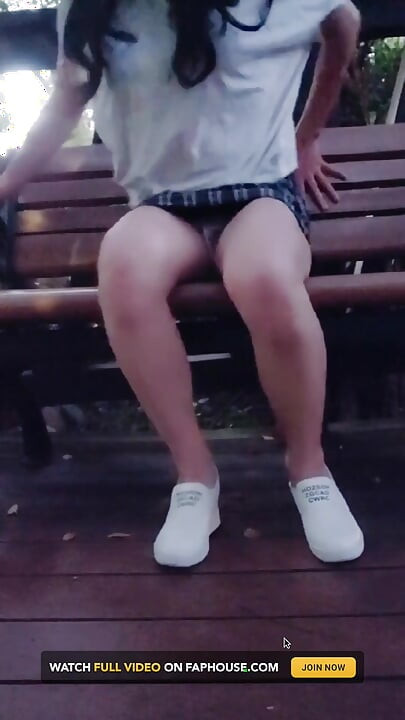 A roupa ao ar livre da Shemale Ting Xuan apresenta calcinha de renda branca, dando a ela um visual puro e inocente.