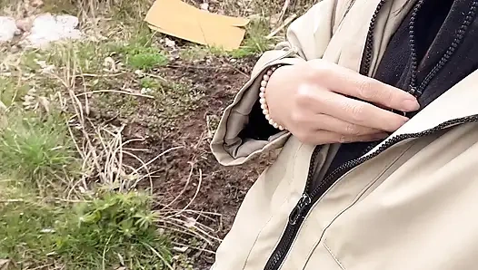 выходить на улицу, затем писающая киска показывается