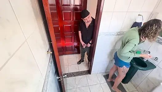 Bir akrabası banyoda üvey yeğenine sürtünerek boşalıyor.