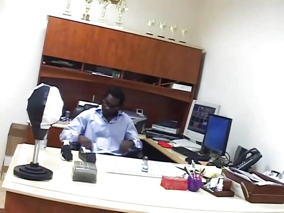 Un couple noir se fait enculer au bureau