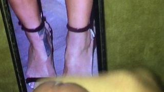 Pancutan mani pada kaki seksi Rihanna 2