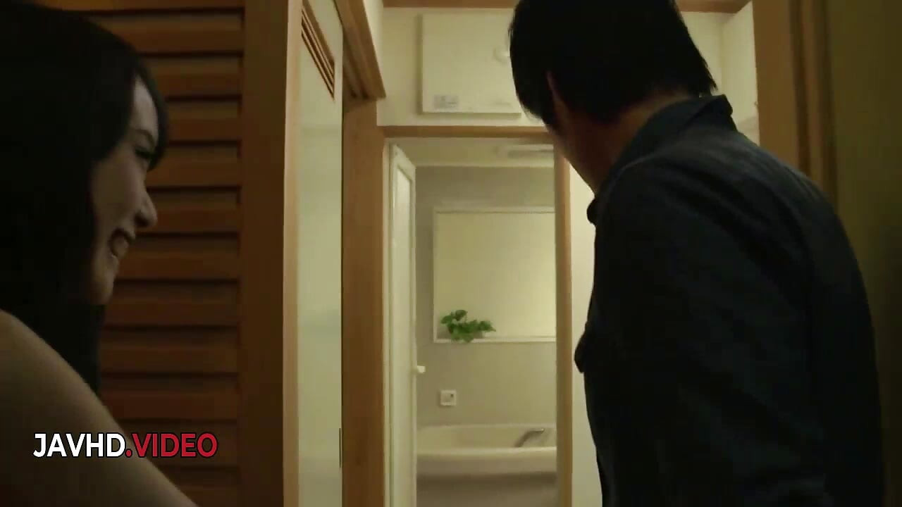 Suri rumah nakal yang berambut coklat mengidamkan pengembaraan seks ghairah yang sengit hari ini