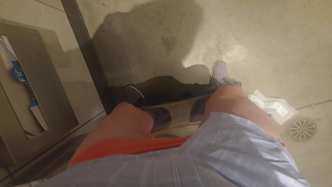 Umumi tuvaletlerde değişiklik ile büyük pedin üstüne işiyor