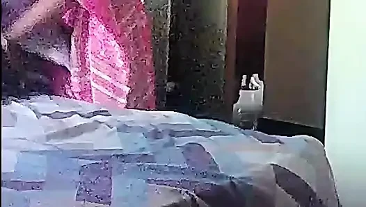 Pembe sari içinde aldatan desi teyze komşu üvey babasıyla sikişiyor
