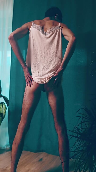 בחור בכותונת הלילה של אשתו רוקד ארוטי ומכניס פקק לתחת - משחק קרוסדרס ביתי