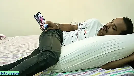 Aldatan kız arkadaş sikişmek için paylaşıldı! Hintli üçlü seks