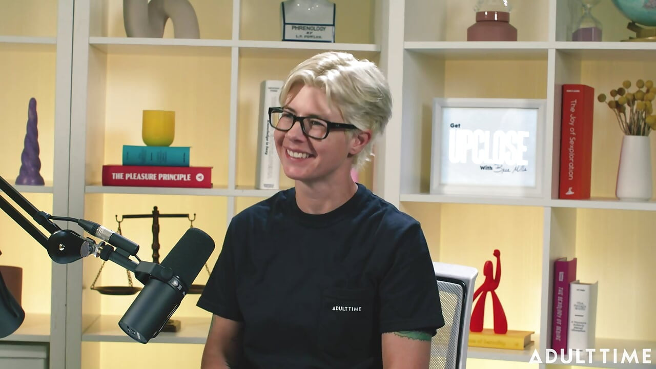 Khloe Kingsley ruiskuttaa kameraan ja punaisia lippuja aikuisten aikapodcastissa