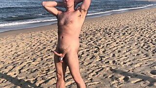 Exame público em pé na praia de nudismo