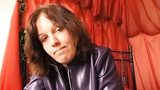 Si rambut cokelat toket kecil mengobel dan menggosok memeknya