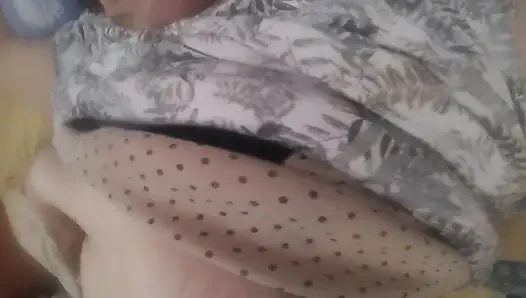 İri güzel kadın amıyla oynuyor ve ateşli ıslak yarak emiyor!
