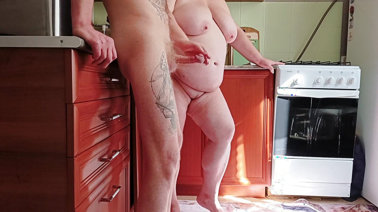 Eu fui para minha sogra na cozinha fodida na boca e no cu e depois terminei de masturbar um pau