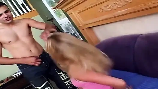 Sarışın ateşli kız amcığını sırılsıklam bir şekilde sallayarak orgazm oluyor