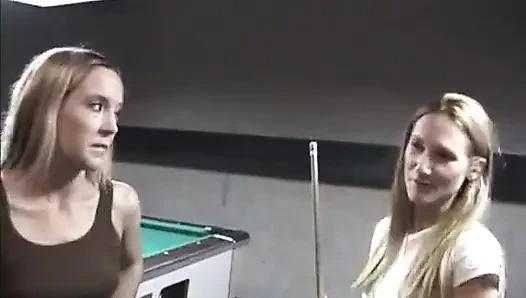 İki azgın genç kız adamın yarağının üstüne atlıyor