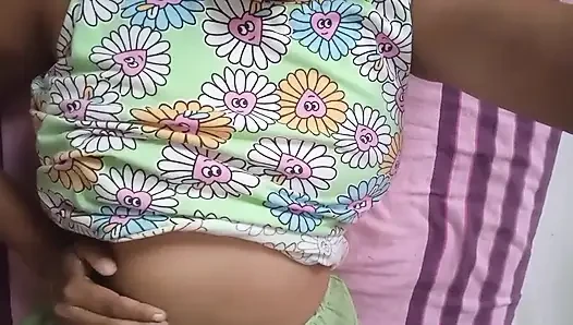 Hintli yenge mastürbasyon mastürbasyonu şehvetle banyoda mastürbasyon yapıyor
