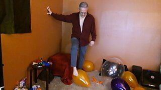 Balloonbanger 64) balon pęka z bosymi stopami oraz garbem balonu i spermą
