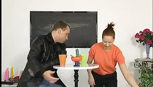 Симпатичная милфа мастурбирует игрушкой ее киску на кастинге
