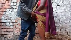 Bhabhi ji apne boyfriend ko ghar ke pichhe bulakar chudwai full fucked Indian desi bhabhi with boyfriend outdoor hard-core sex