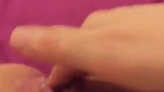 fingering my creamy puss