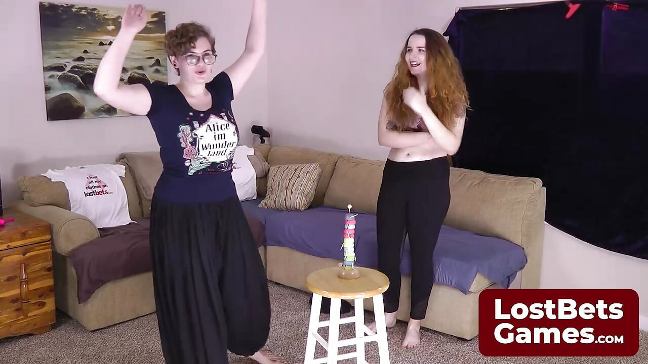 Strip Reacharound com gatas tesudas Roxy e Gracie