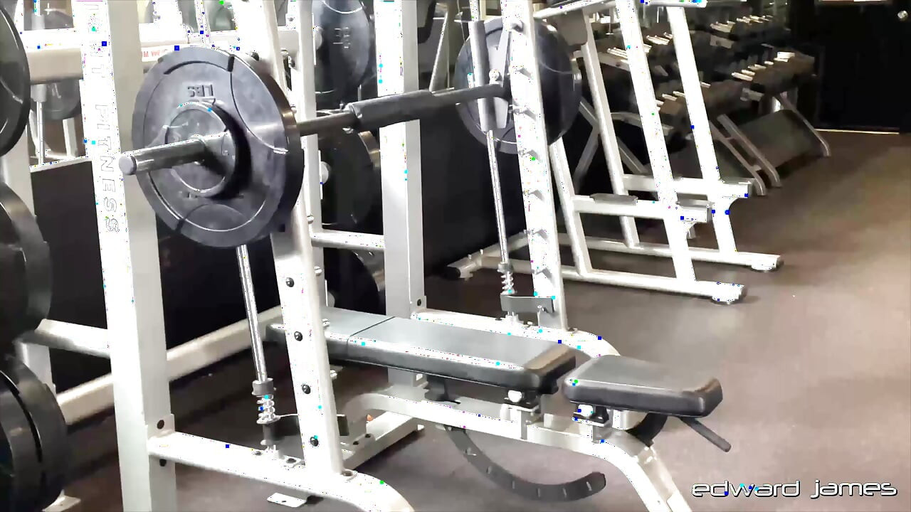 إدواردجيمس هاكون أباد يخضع للرومانسية قوة خام وإغاظة في صالة الألعاب الرياضية