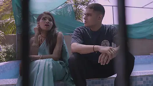 Seksi ince yenge balkonda tek başına otururken devar tarafından baştan çıkarıyor