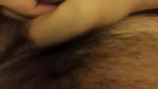 bana bir handjob yapıyor