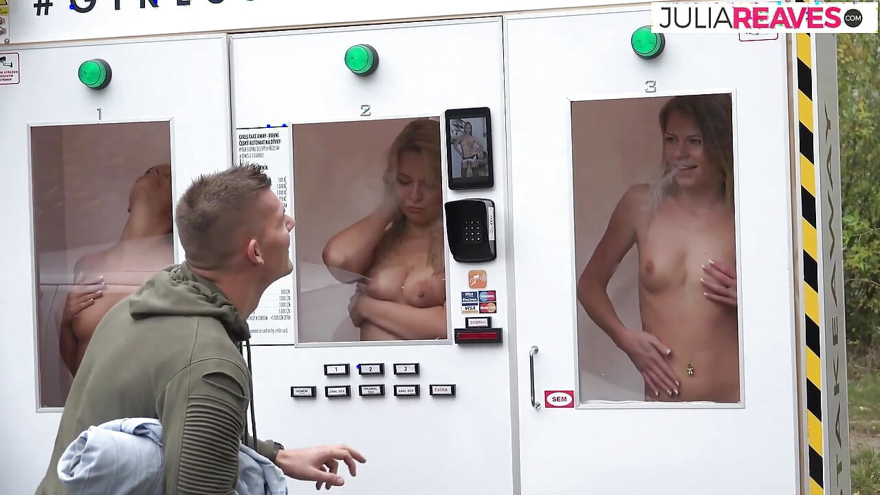 Magrinha cadela se inclina e é fodida para gozada na boca ao ar livre