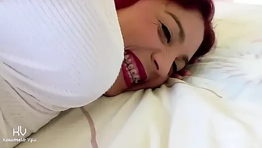 Мой муж наслаждается игрой с моей волосатой киской и вставляя пальцы в мою очко