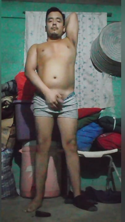 Jesus de boxers a puxar o pénis 186