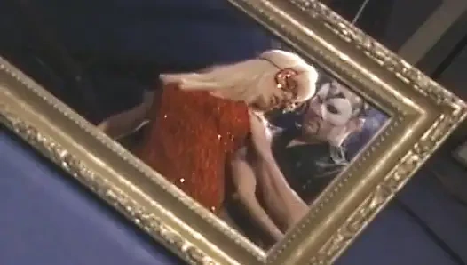 Крошку-блондинку в маске трахают пальцами и жестко трахают