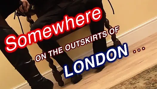 Agen wanita aneh meniduri detektif tampan di sofa