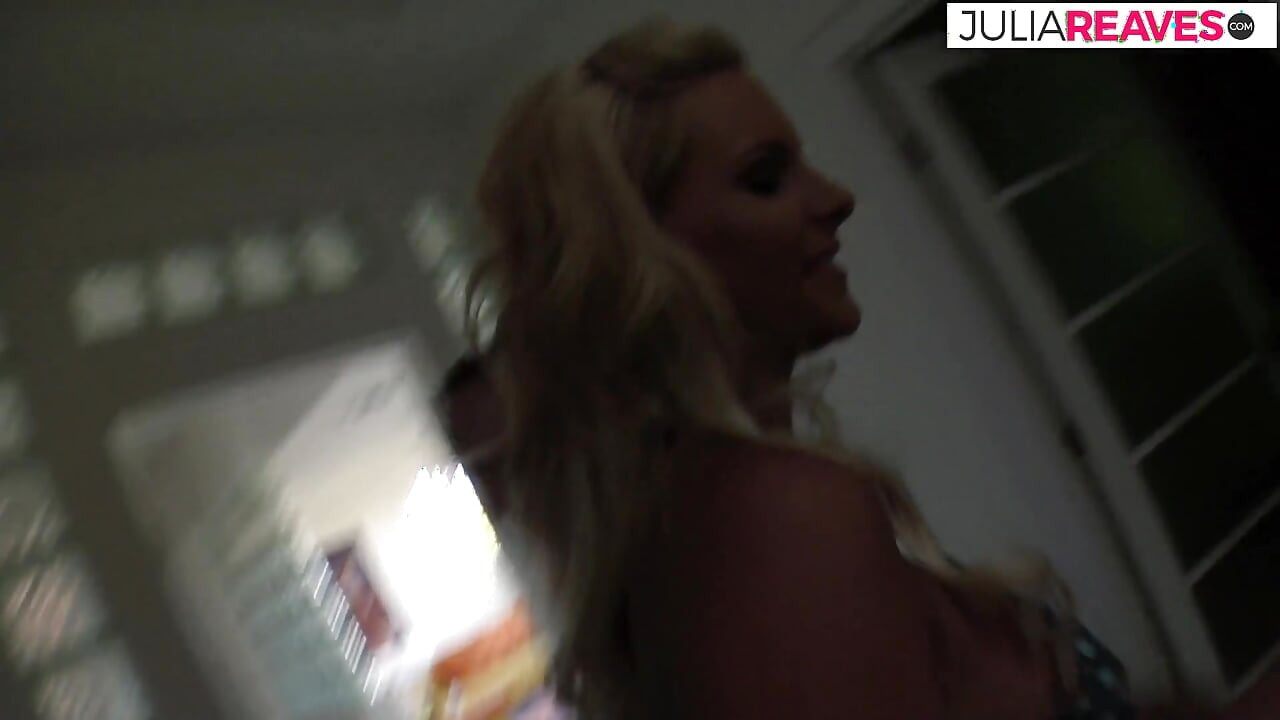 Niegrzeczna blondynka rucha swoją ogoloną cipkę ogromnym dildem