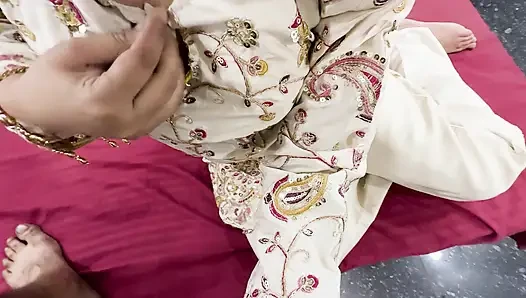 Ne paise ke liye apne ke sath lagi asik kiya