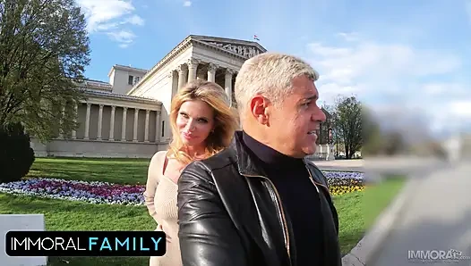 Islak sakso üvey oğlunun orta yaşlı seksi kadının amında yarağına yol açıyor!