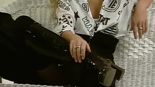 Süße blondine aus deutschland nimmt langsam alles aus ihrem körper