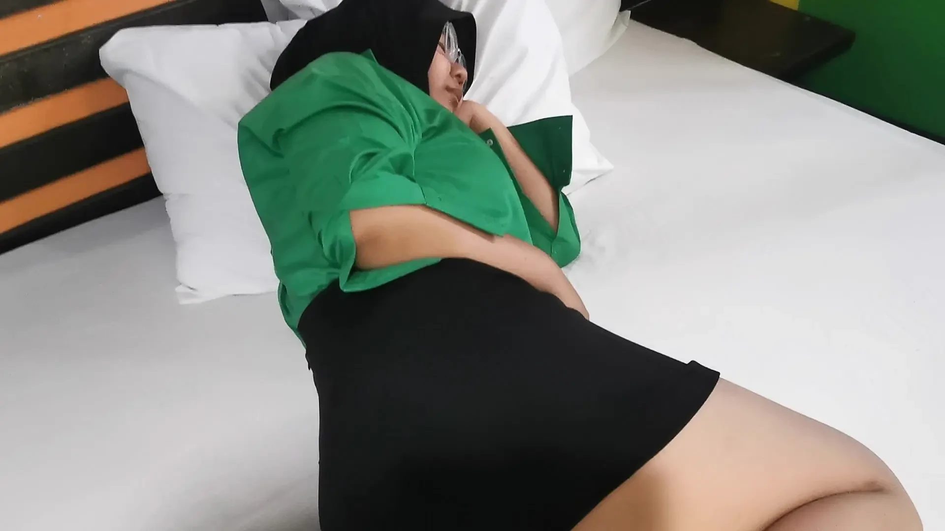 继妹醒来，和她的继兄弟玩弄了一下。