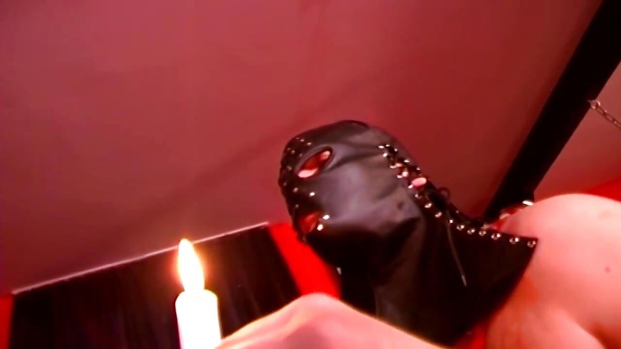 Goteando cera caliente en tetas empapadas de esperma y agujeros estirados
