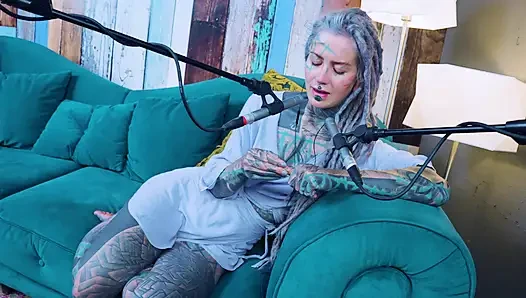 Ich spreche über Z - zeal - ASMR podcast SFW spricht goth dünnes mädchen dreadlocks tattoo-modell inked mädchen