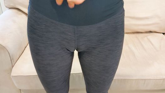 Une Asiatique mince en pantalon de yoga se fait baiser par son prof - partie 1